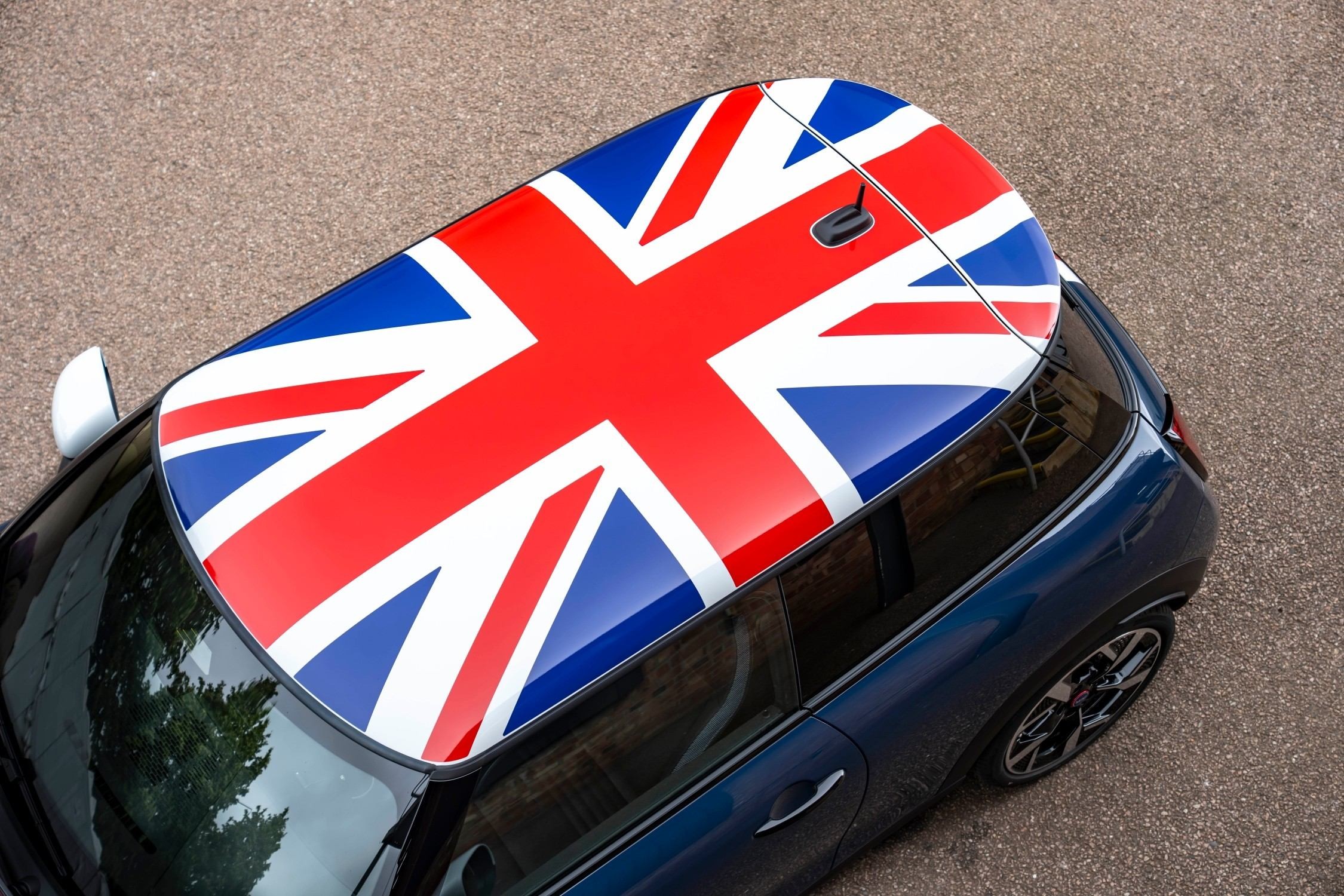 Vista superior do MINI Cooper Oxford Edition azul, com grafismo Union Jack em destaque no tejadilho